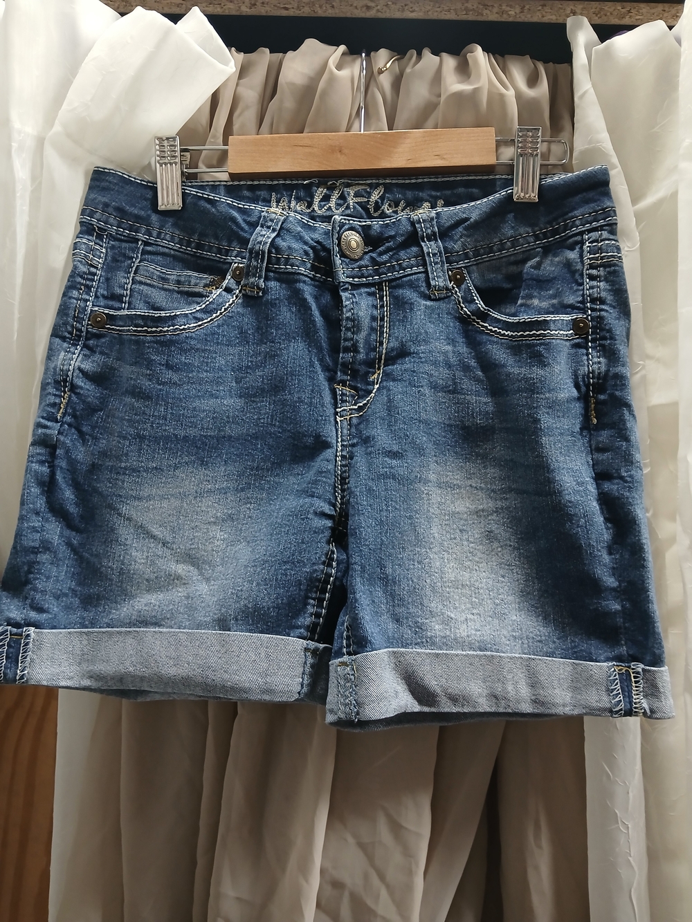 Women’s Mid-Blue Denim Roll-Cuff Shorts